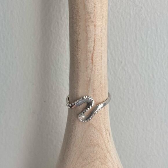 925 Sterling Silver Wavy Swirl Twist Ring Minimalist Band Etched Women's Size 7 - Picture 5 of 5